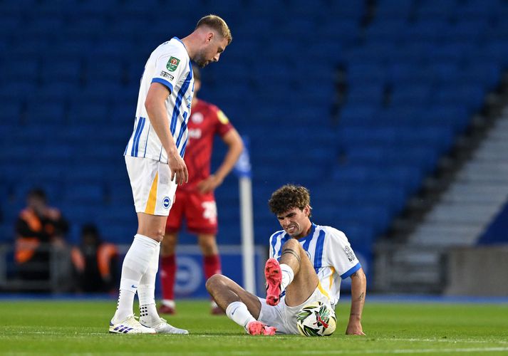 Matt O'Riley situr hér sjárþjáður í grasinu en fyrsti leikur hans með Brighton & Hove Albion endaði eftir aðeins sex mínútur.