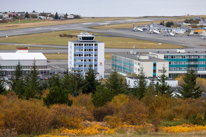 Annarri flugbraut Reykjavíkurflugvallar var lokað vegna trjánna.