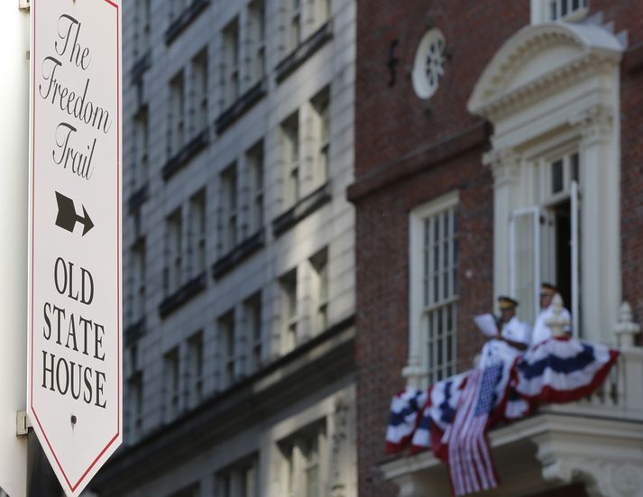 Sjálfstæðisyfirlýsing Bandaríkjanna var meðal annars lesin af svölum Gamla ríkishússins í miðborg Boston á þjóðhátíðardaginn.