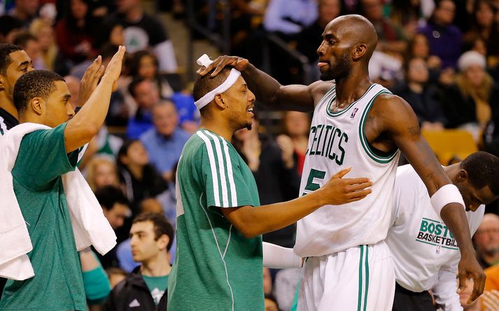 Garnett fagnar með Paul Pierce.