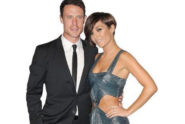 Hrædd Frankie Sandford úr The Saturdays nældi sér í lungnabólgu á Íslandi og er ákaflega hrædd um feril sinn. Wayne Bridge hefur hins vegar verið duglegur að hjúkra henni.