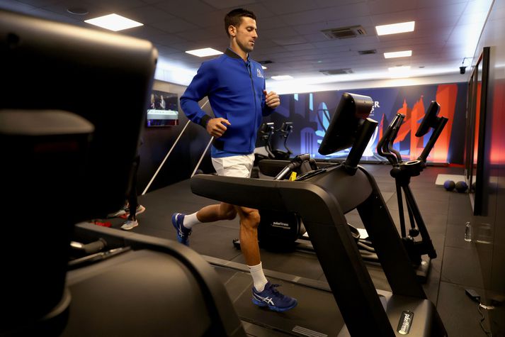 Tenniskappinn Novak Djokovic sést hér á fullri ferð á hlaupabretti.