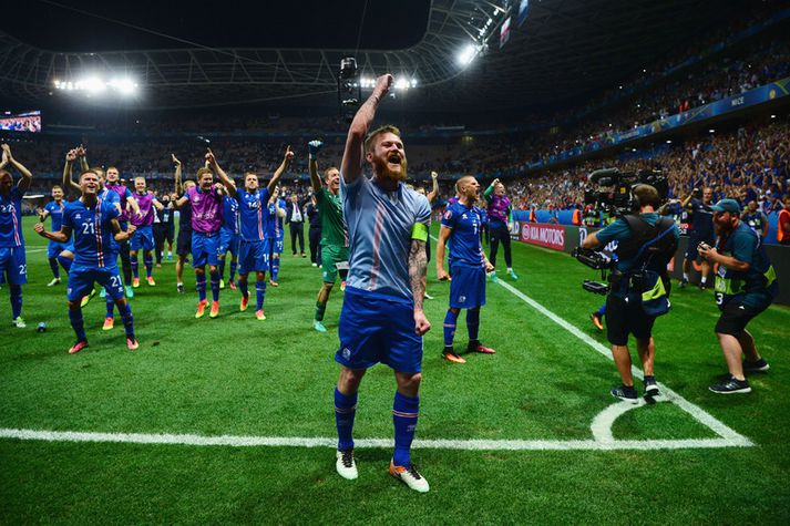 Aron Einar Gunnarsson fer fyrir fögnuði íslenska landsliðsins eftir sigur á Englandi á EM 2016.