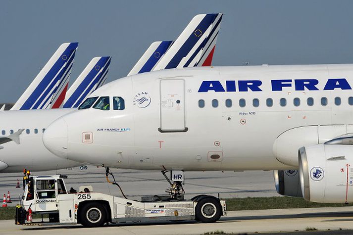 Fjölmargir afbókuðu flugferðir með flugvélum Air France í kjölfar hryðjuverkanna í París.