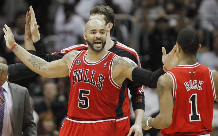 Carlos Boozer og Derrick Rose fagna í nótt.