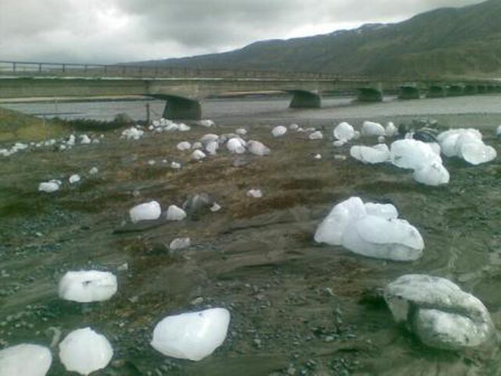 Gamla brúin yfir Markarfljót hefur þurft að þola mikið vegna flóðanna.