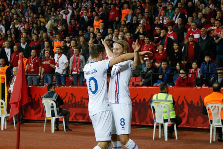 Gylfi Þór Sigurðsson og Birkir Bjarnason fagna marki þess síðarnefnda.