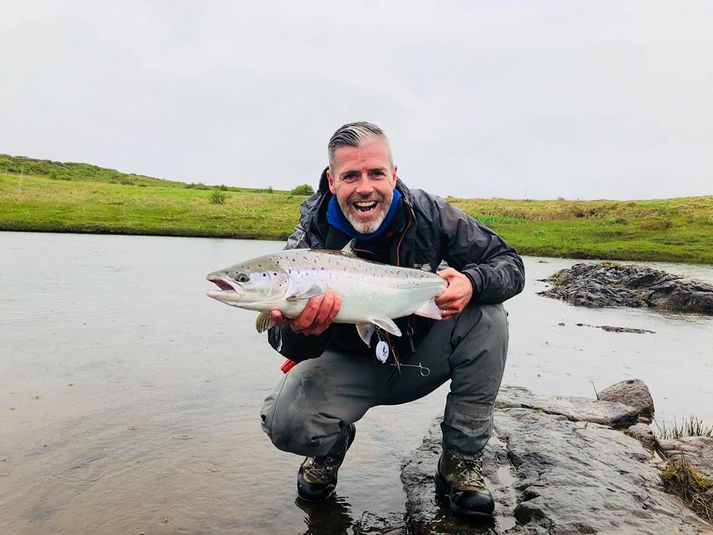 Sigurjón með lax af Breiðunni í Langá í gær.