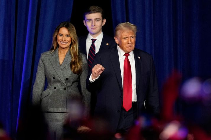 Donald Trump með Melaniu eiginkonu sinni og Barron syni þeirra á sviði í Flórída.