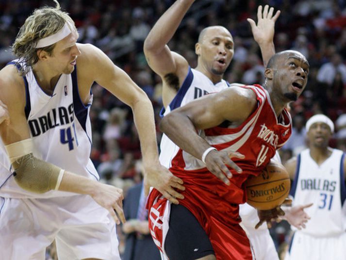 Dirk Nowitzki í baráttunni við Carl Landry í Texas-slagnum í nótt.