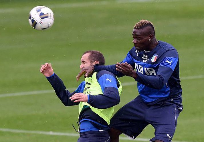 Balotelli og Chiellini á æfingu með ítalska landsliðinu.