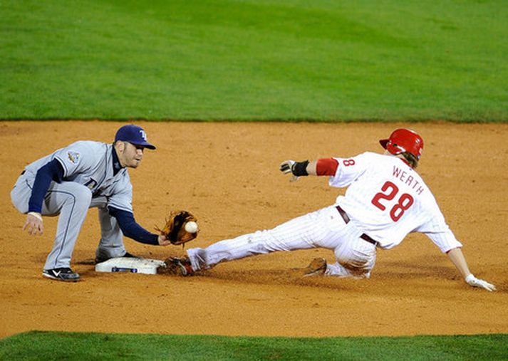 Jayson Werth, leikmaður Phillies, nær hér að stelast í aðra höfn.