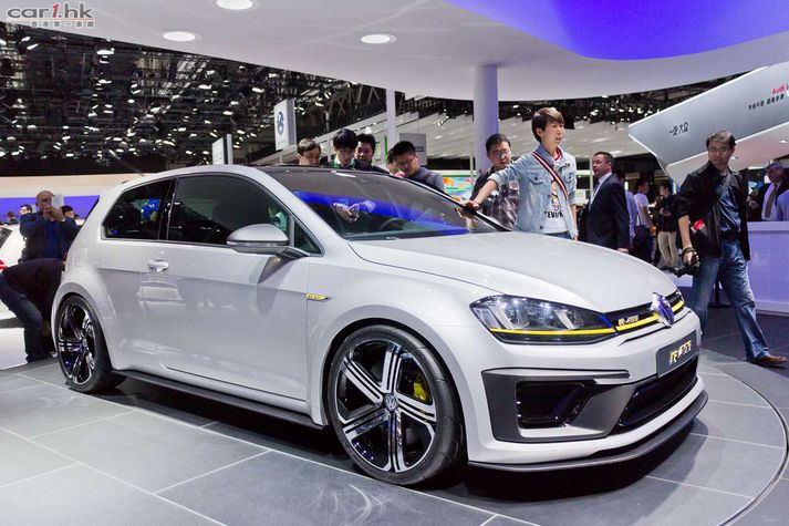 Volksdwagen Golf R 400 á bílasýningunni í Peking, þar sem hann var fyrst sýndur.