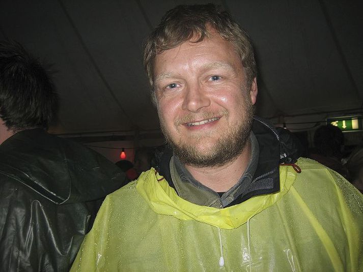 Ólafur Páll Gunnarsson útvarpsmaður í rigningunni á Hróarskeldu árið 2007.