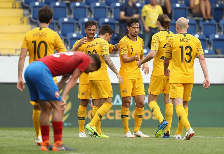 Mathew Leckie fagnar öðru marka sinna.