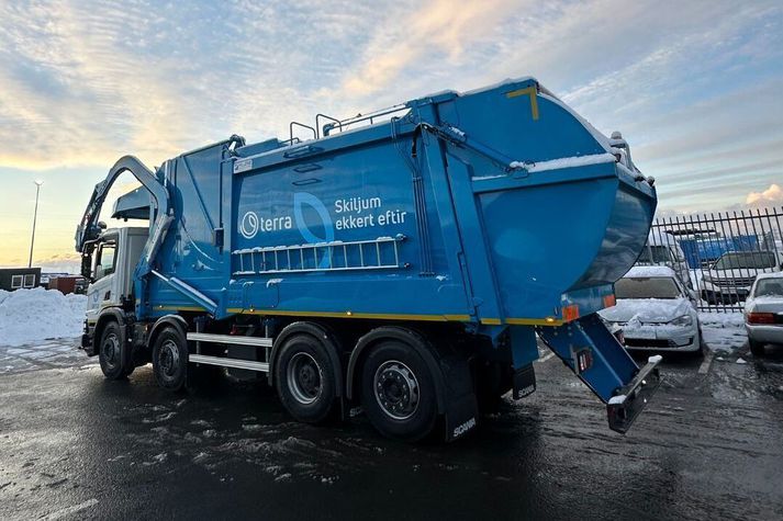 Svona líta bílarnir út. Bílstjórinn situr í að framan en gafflarnir lyfta að aftan. Terra varar við því að fólk gangi undir þegar tæming fer fram.