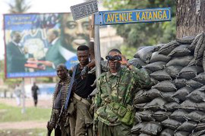 Stuðningsmenn Bemba í höfuðborginni Kinshasa standa vörð um höfustöðvar hans.