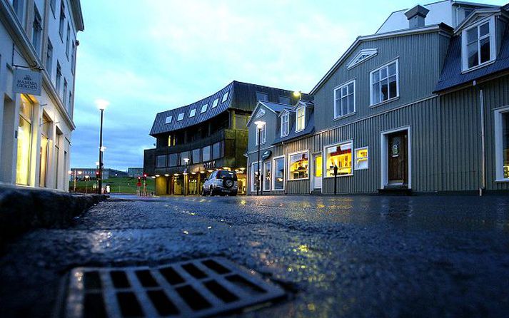 Hafnarstræti Árásin átti sér stað á skemmtistað í götunni þar sem málsaðilar unnu saman. Tilefni hennar var framhjáhald annars þeirra með kærustu hins.