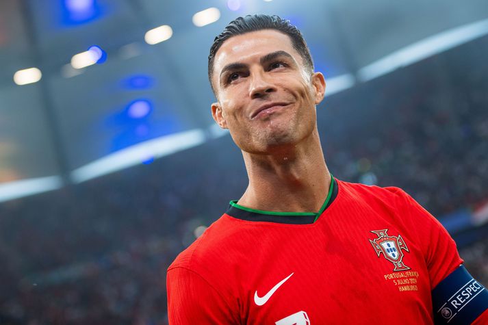 Cristiano Ronaldo er vinsæll og það sást vel þegar hann setti nýja Youtube síðu sína í loftið.