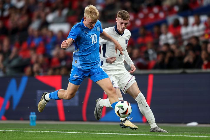 Hákon Arnar Haraldsson á ferðinni með boltann í sigurleiknum á Englendingum á Wembley í júní.