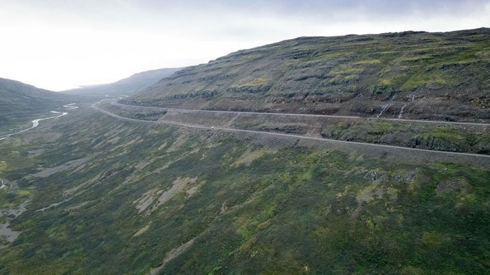 Veðurstofan varar við því að yfirborðshreyfingar eins og grjóthrun, farvegabundnar aurskriður og jarðvegsskriður geti átt sér stað fyrirvaralaust og skyndilega á Vestfjörðum.