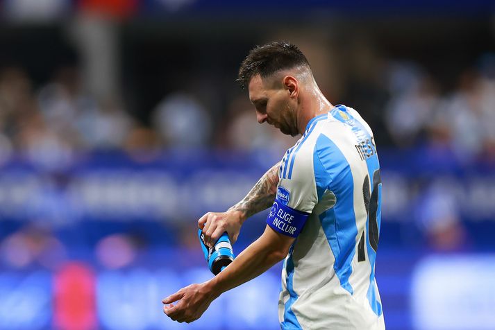 Lionel Messi sprautar á sig vatni í leiknum í nótt. Hann var allt í öllu í sóknarleik argentínska landsliðsins.