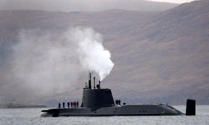 HMS Astute á strandstað í fyrra.