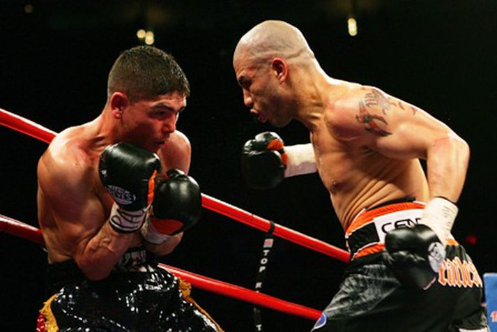 Miguel Cotto (th) vann yfirburðasigur á Bretanum Michael Jennings