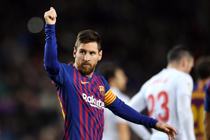 Lionel Messi fagnar markinu í síðari hálfleik.