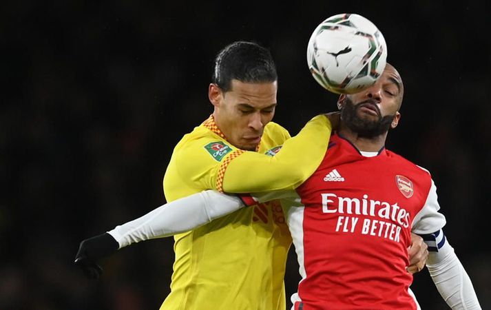 Van Dijk og Lacazette eigast við.