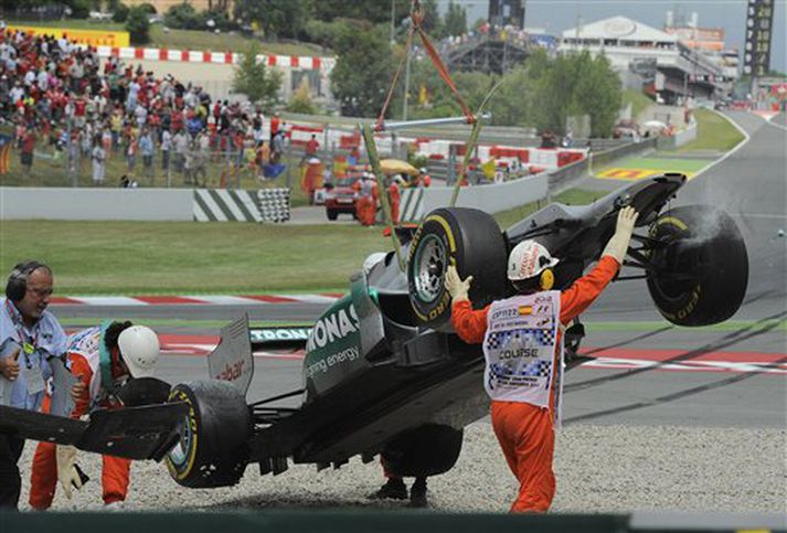 Brautarstarfsmenn þurftu að draga Mercedes-bíl Schumachers úr malargryfunni.