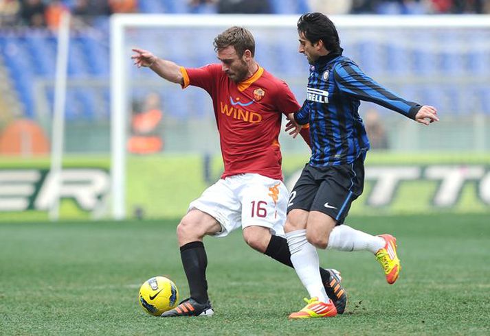 De Rossi í baráttu við Diego Milito í 4-0 sigrinum á Inter um helgina.