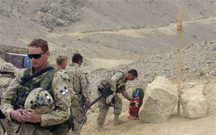 Kanadískir hermenn í Afganistan minnast fallinna félaga.