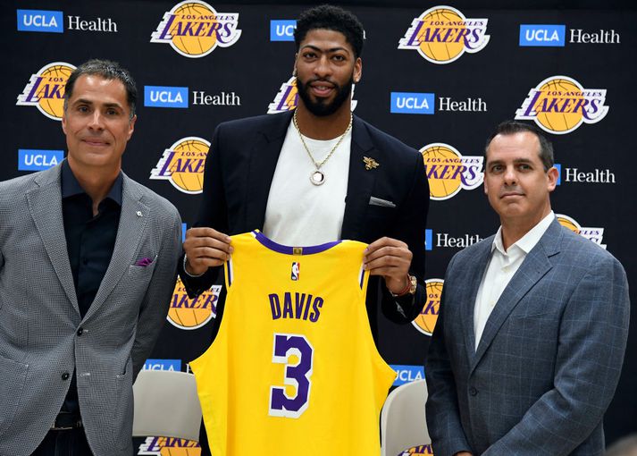 Davis var kynntur til leiks hjá Lakers um helgina
