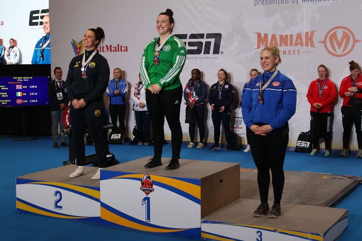 Kristín Þórhallsdóttir með brons um hálsinn eftir mótið á Spáni í gær.