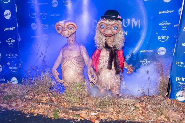 Fyrirsætan Heidi Klum og eiginmaður hennar Tom Kaulitz mættu í gervi E.T. í árlegt hrekkjavökupartý hennar sem fór fram á Hard Rock hótelinu í New York í gær.