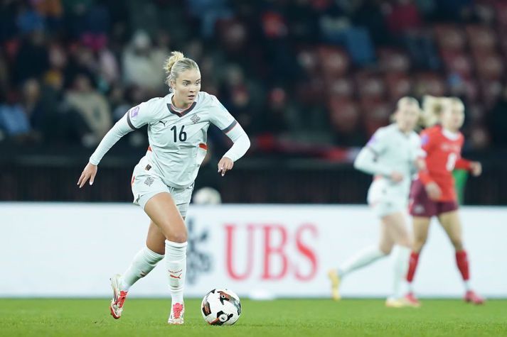 Andrea Rán Snæfeld Hauksdóttir á ferðinni gegn Sviss á föstudaginn, eftir að hún kom inn á fyrir Dagnýju Brynjarsdóttur í sínum fyrsta landsleik frá árinu 2021.