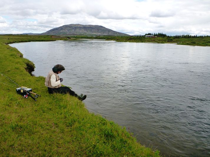 Veiðimaður á bökkum Sogsins.