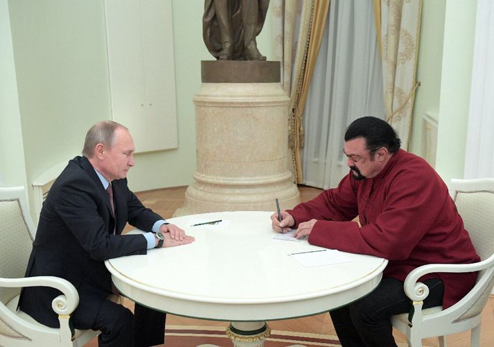 Putin og Seagal við afhendingu vegabréfs til þess síðarnefnda í gær.