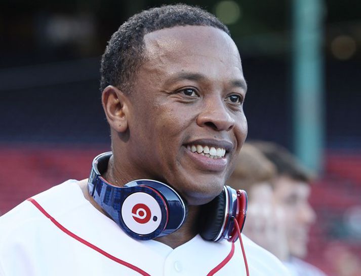 Dr. Dre verður ríkasti maður rappheimsins ef kaupin ganga í gegn.