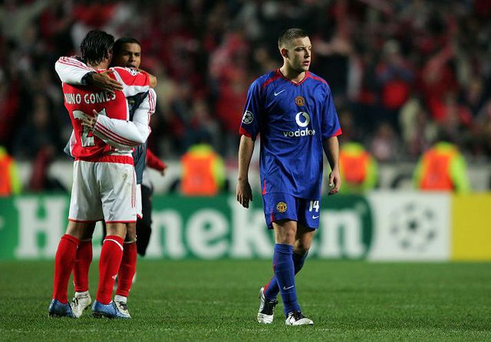 úr leik Alan Smith gengur niðurlútur af velli í Lissabon í fyrra eftir að Benfica vann 2-1 sigur á Manchester United sem um leið féll úr leik í Meistaradeildinni.