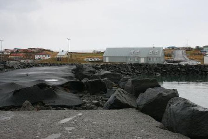 Frá Búðardal í morgun - stór hluti sjóvarnargarðs við smábátahöfnina sópaðist í burtu