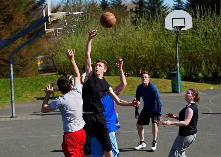 Á meðal þess sem fólk gerði í góða veðrinu í dag var að spila körfubolta. Mynd/ Vilhelm.