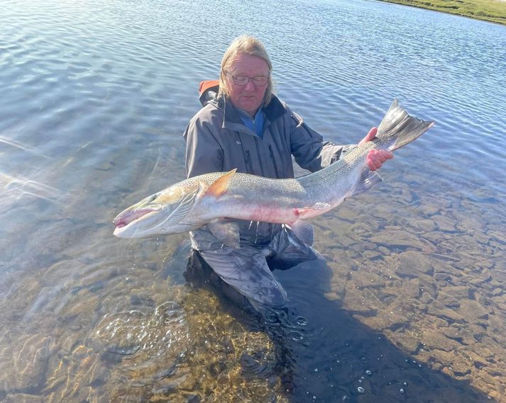 Grímur með laxinn, sem hann veiddi við Tannastaði í gær, risa fisk, sem var sleppt.