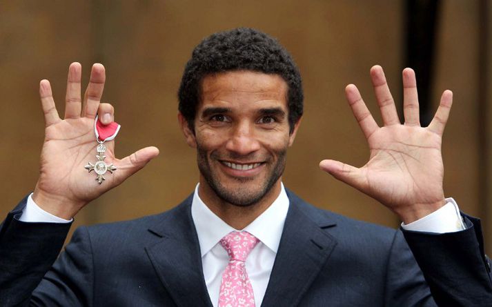 David James með MBE orðuna sem hann fékk í haust.