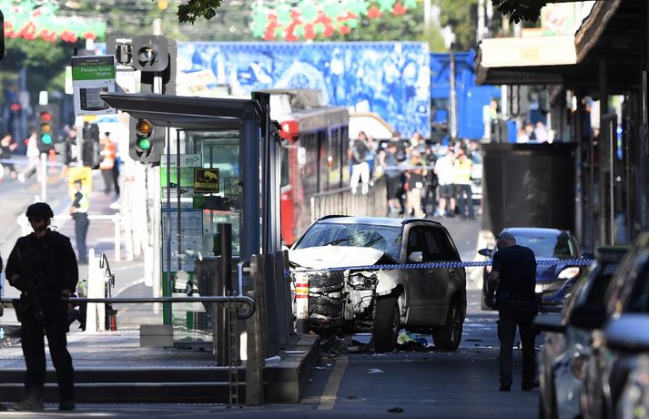 Maðurinn ók eftir fjölfarinni götu í miðborg Melbourne.