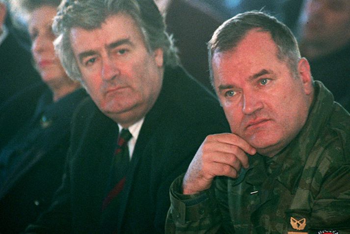 Radovan Karadzic og Ratko Mladic. Einn af samverkamönnum Mladic, Radovan Karadzic, var handtekinn árið 2008, en þá tók að þrengja mjög að Mladic. Mynd/AP