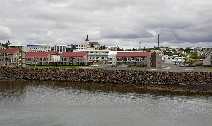 Atvikið átti sér stað í fjölbýlishúsi í Borgarnesi. Maðurinn býr á hæðinni fyrir neðan hjónin.