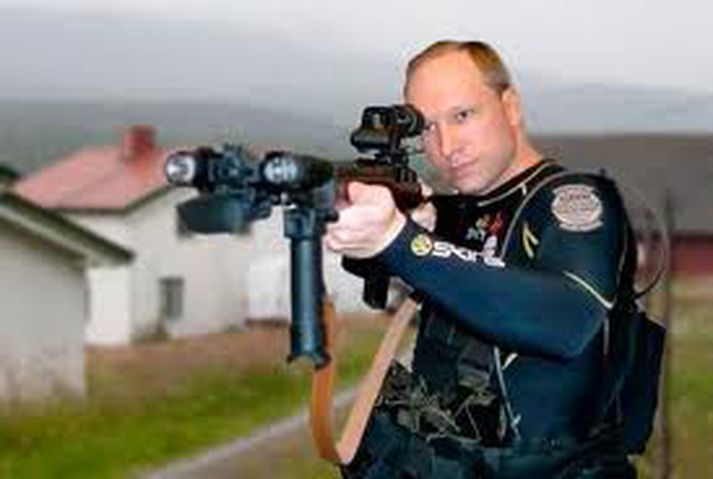 Breivik hringdi inn hálftíma áður en lögreglan mætti á svæðið.