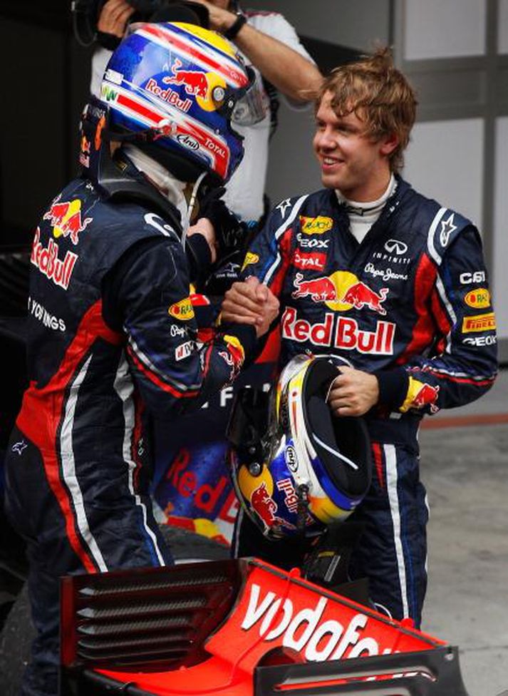 Mark Webber og Sebastian Vettel takast í hendur eftir að báðir náðu á verðlaunapall í síðustu keppni. Vettel varð annar og Webber þriðji.